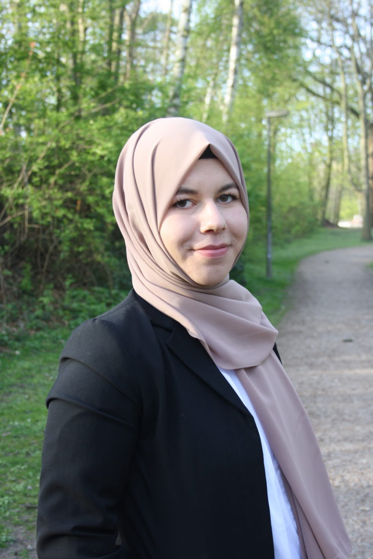Hijab und Karriere: Der Weg zur Rechtsanwältin.  Ein Gespräch mit Tuğba Uyanık